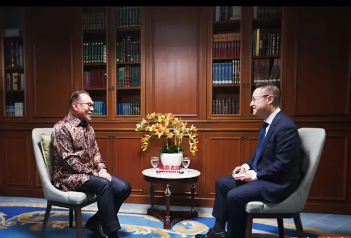 Anwar ibrahim during  interview with shanghai-based news site guancha.