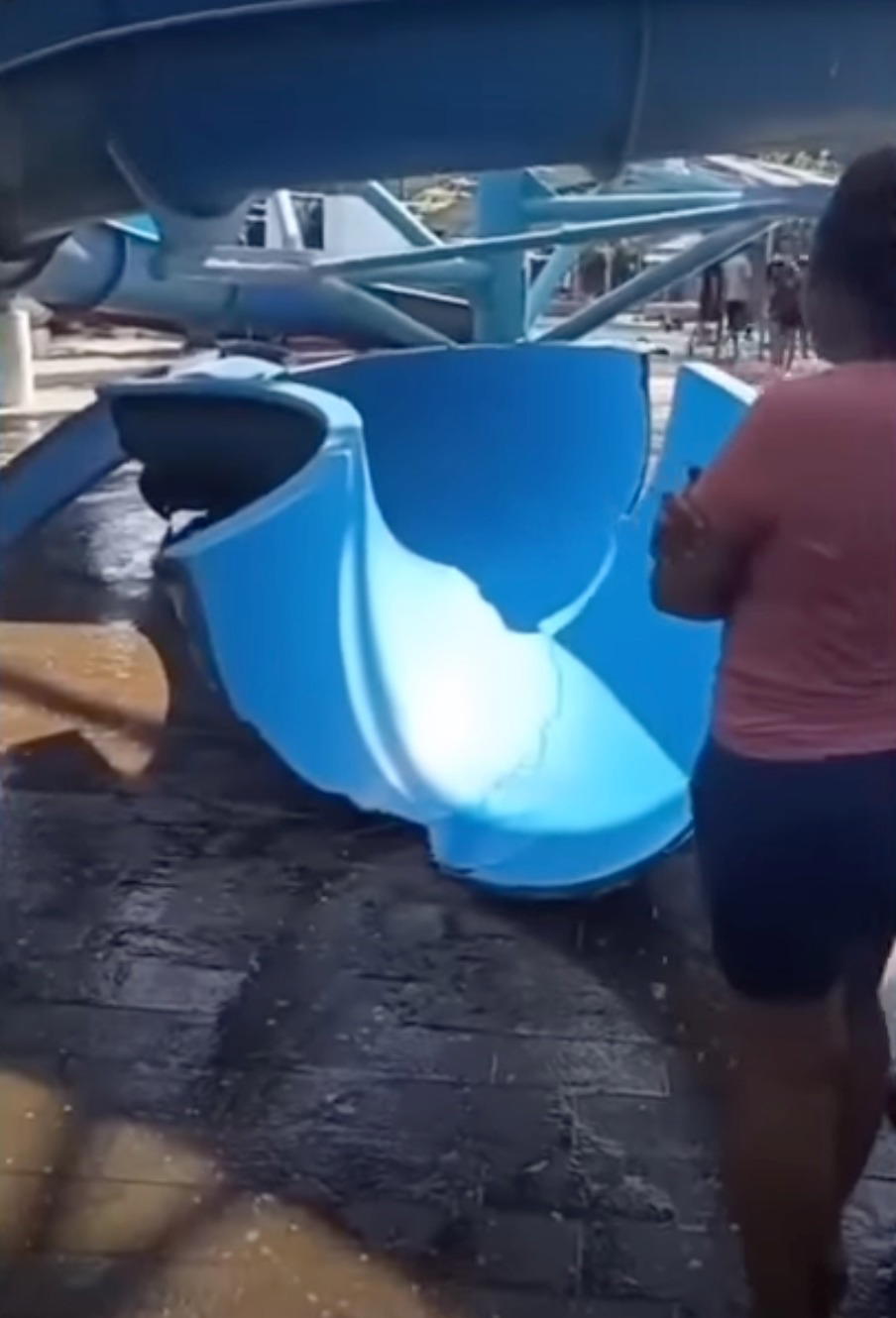 Waterslide at kenjeran waterpark breaks apart, injuring 4 adults and 12 children | weirdkaya