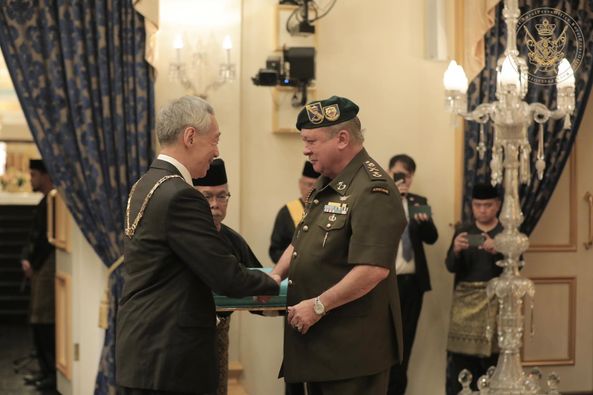 Johor sultan acknowledges strong johor-sg ties by presenting s'pore pm lee hsien loong with highest state award | weirdkaya
