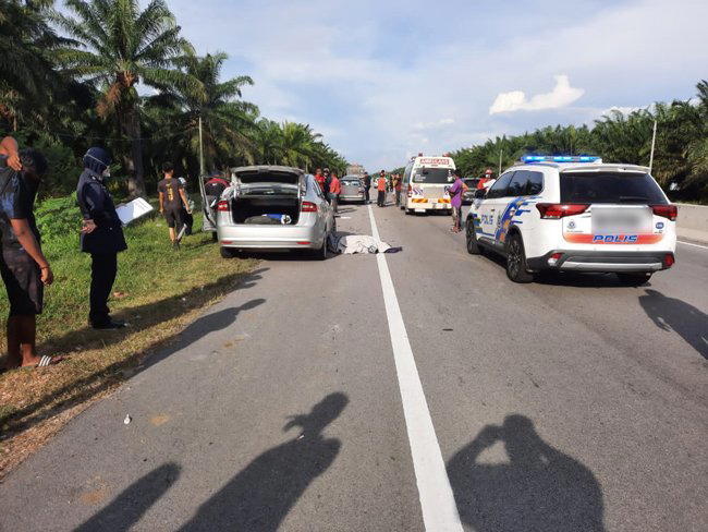 [video] 2 motorists killed after getting hit by lorry while changing tyre | weirdkaya