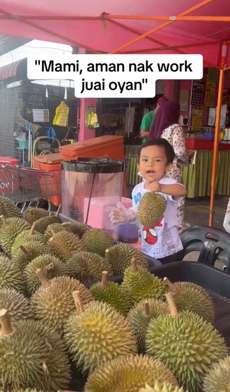 'cutest tauke' - 2yo m'sian boy wins hearts with enthusiastic salesman pitch at durian stall | weirdkaya