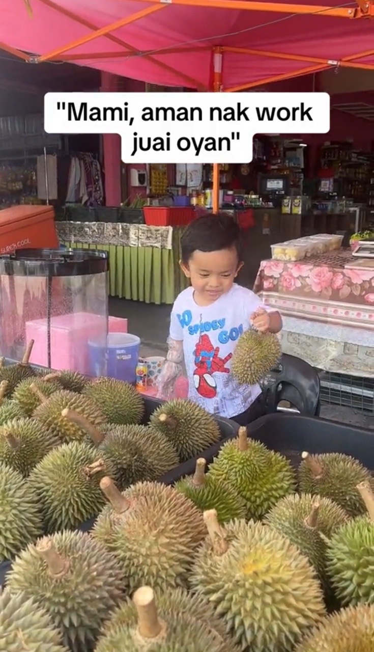 'cutest tauke' - 2yo m'sian boy wins hearts with enthusiastic salesman pitch at durian stall | weirdkaya