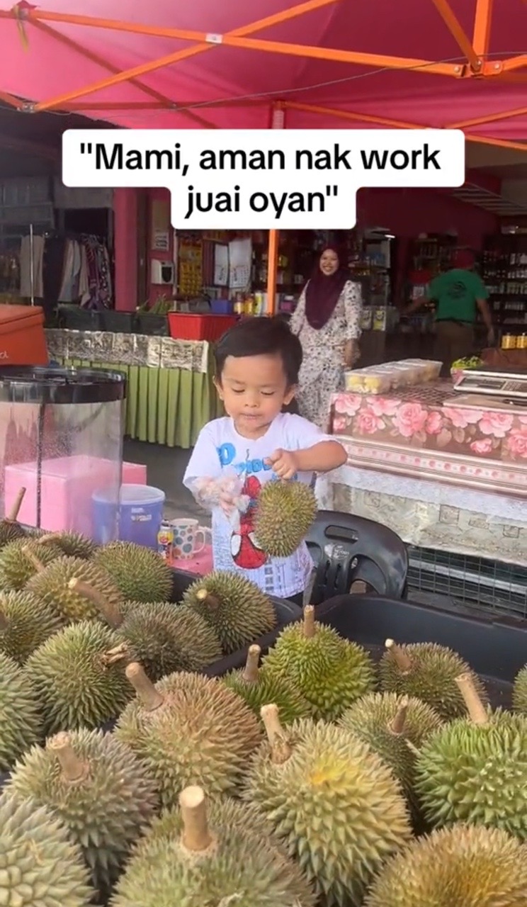 'cutest tauke' - 2yo m'sian boy wins hearts with enthusiastic salesman pitch at durian stall | weirdkaya