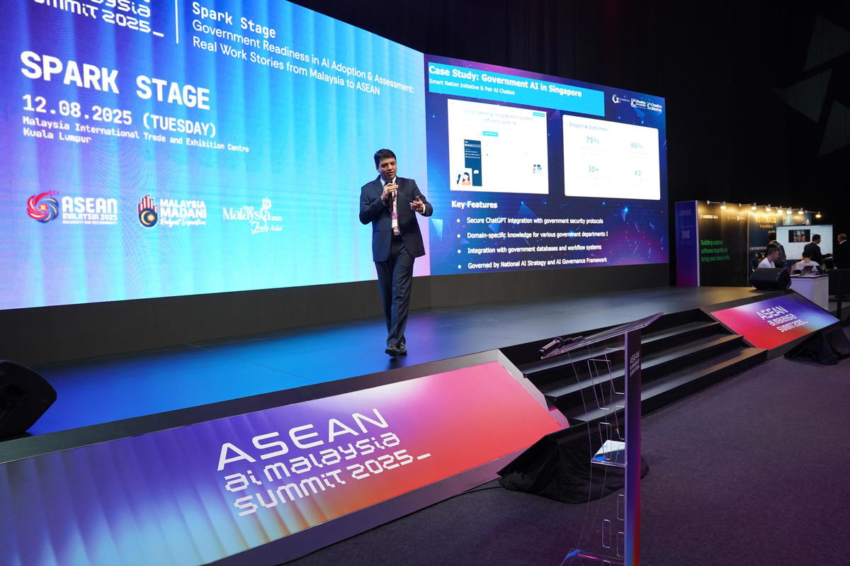 3 - Dr. Behrang Parhizkar, presenting a variety of AI projects in development at the ASEAN AI Malaysia Summit 2025 2