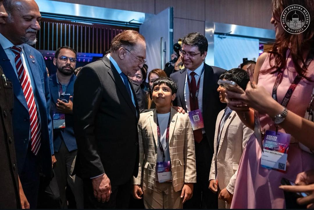 3 - Meeting Prime Minister, Datuk Seri Anwar Ibrahim at the summit