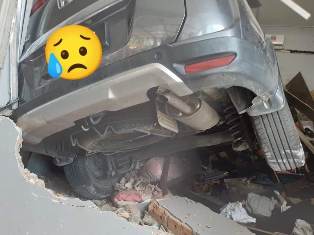 Pregnant m’sian woman escapes disaster from honda brv which crashed into home by going out for lunch | weirdkaya