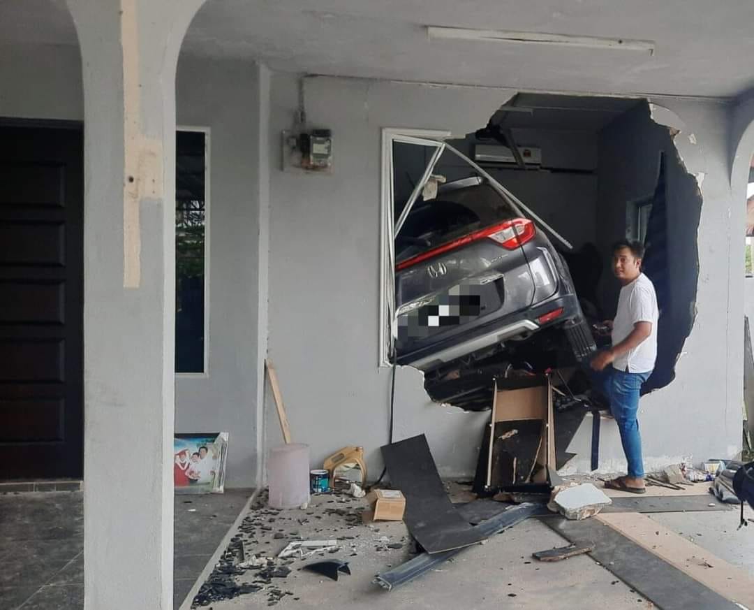 Pregnant m’sian woman escapes disaster from honda brv which crashed into home by going out for lunch | weirdkaya