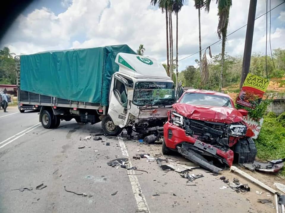 Lorry crash in 5-vehicle accident at kampung selamat