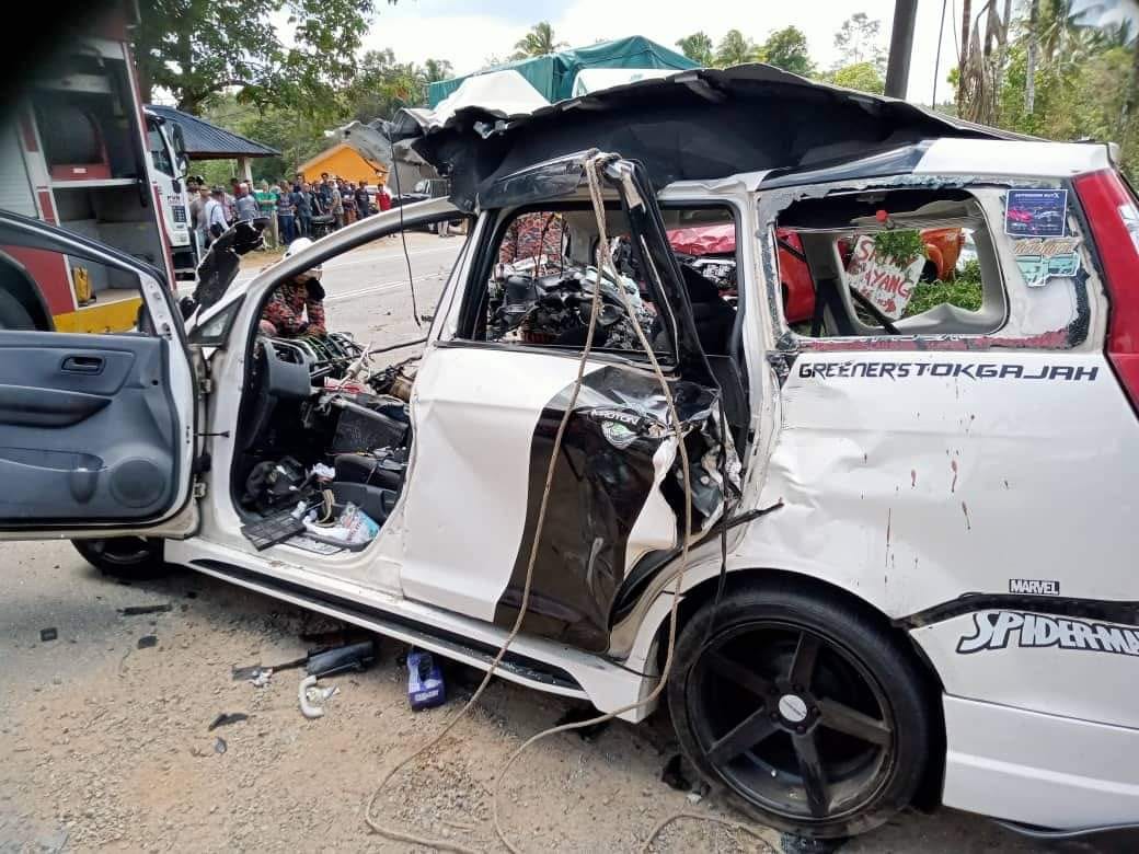 M’sian couple killed, 13yo child severely injured in 5-vehicle accident at kampung selamat | weirdkaya