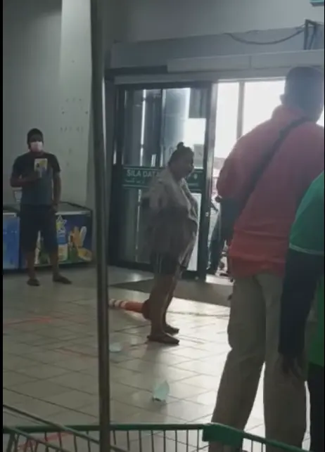 Woman fighting with security guard at econsave klang