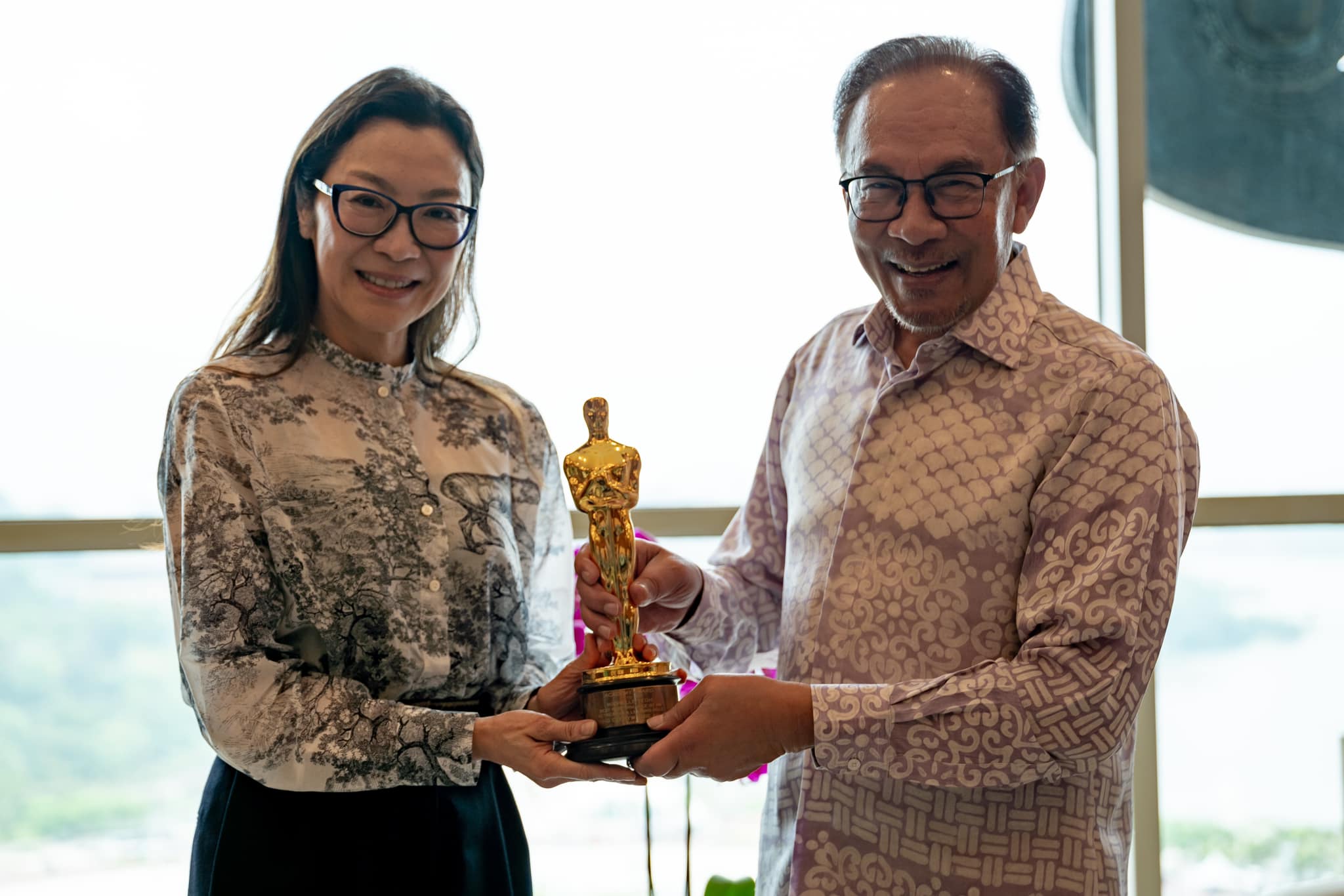Michelle yeoh & anwar ibrahim meeting for the first time in regards to her big win for oscar 2023