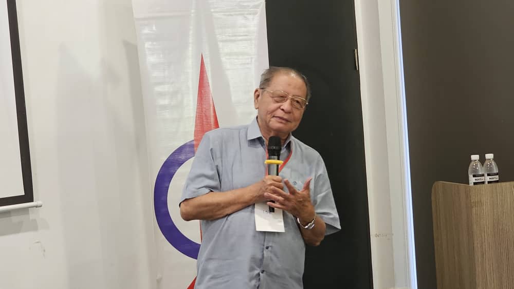 Lim kit siang to receive ‘tan sri’ title tomorrow, the first from dap  | weirdkaya