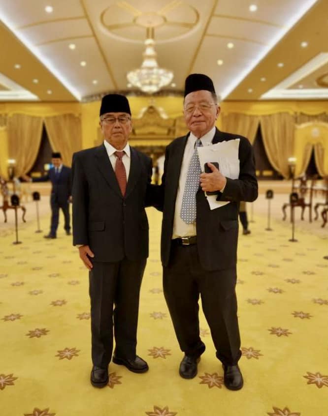 Tan sri lim kit siang at the ceremony for rehearsal.