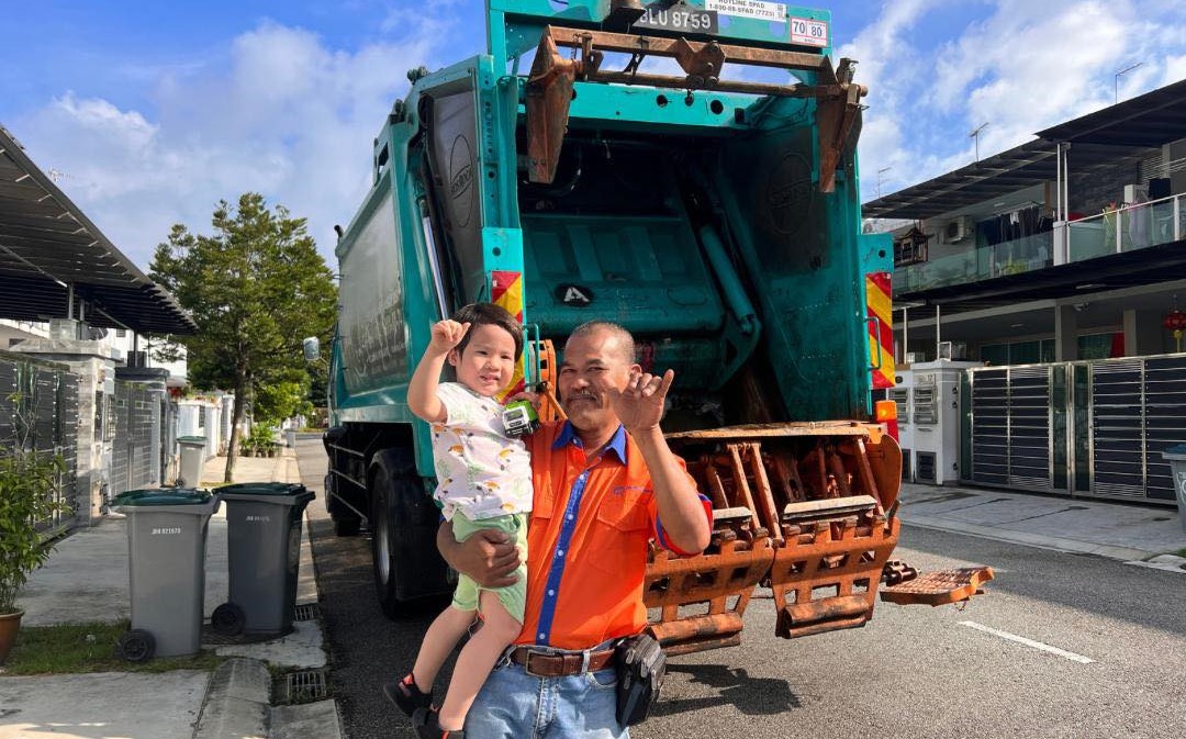 3yo m'sian boy fulfils dream to meet his hero who works as a garbage truck driver