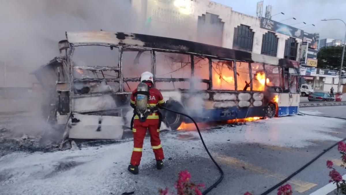 Rapidkl bus catches fire out of nowhere along the road in pj | weirdkaya