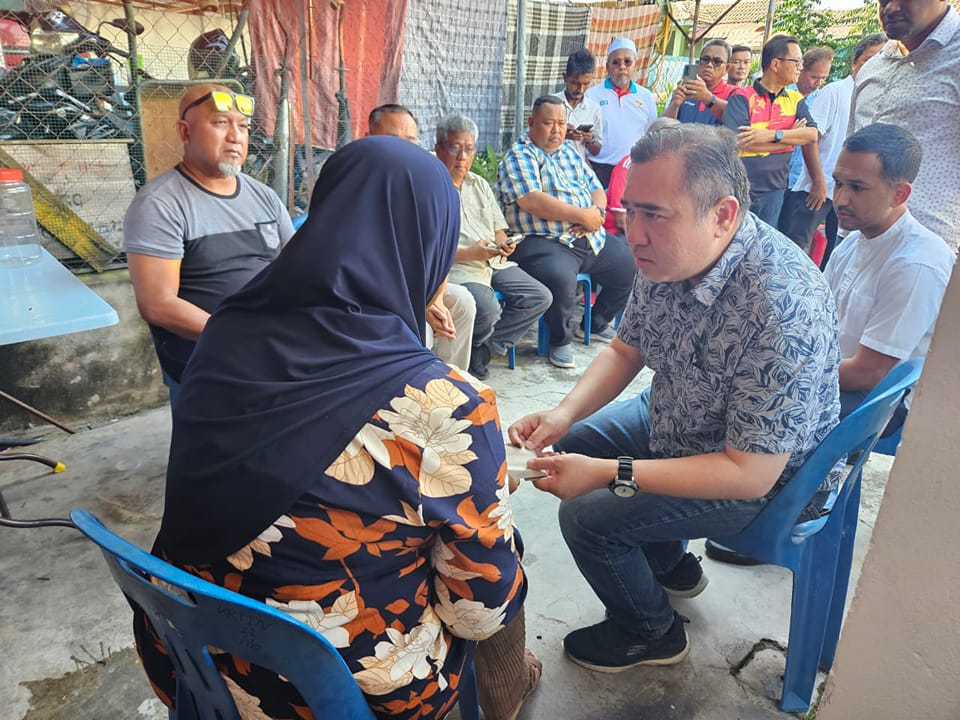 Transport minister anthony loke visits family of grab driver who died in elmina plane crash | weirdkaya