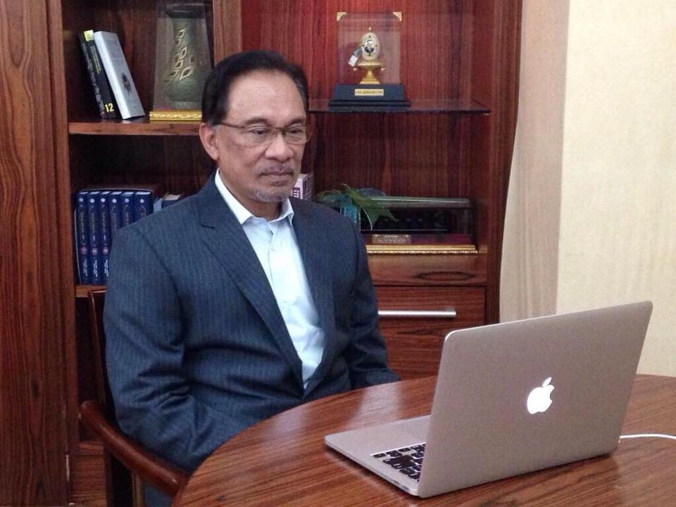 Anwar ibrahim staring at the laptop meme