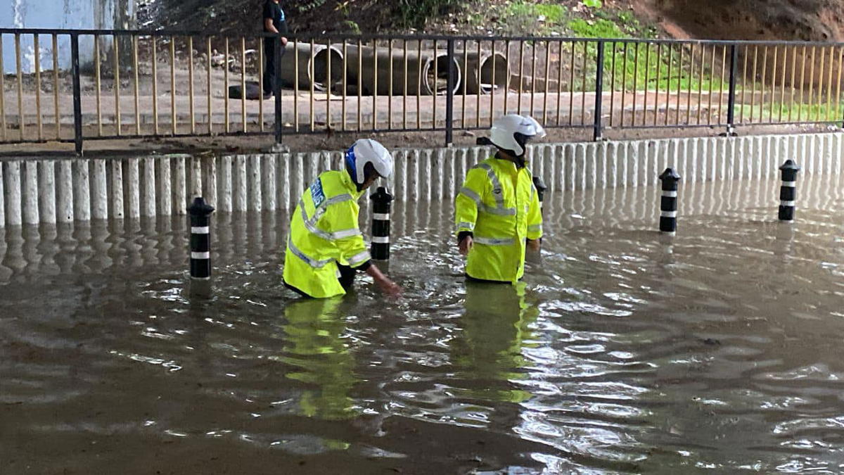 3 m'sian traffic police risk their lives  in flash flood