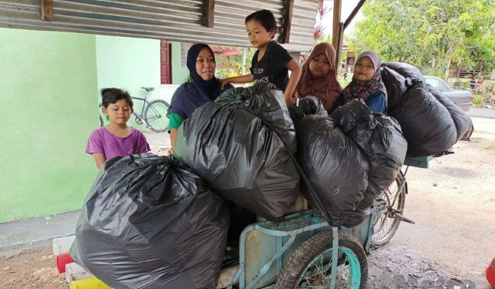 39 year old single mother collects second hand items to raise her 4 children in melaka