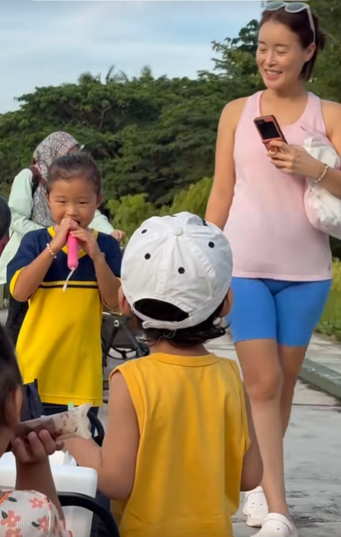 3yo M'sian boy seeing girl enjoy free ice cream