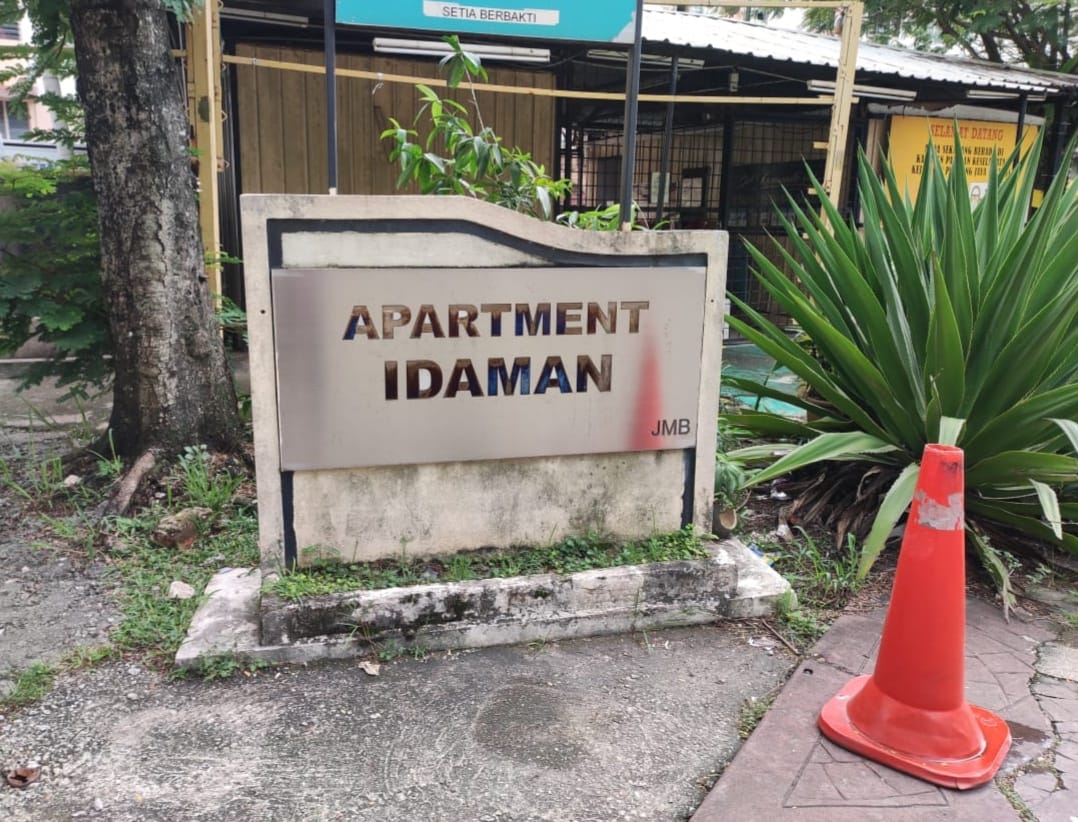 The signage showing the name of an apartment block