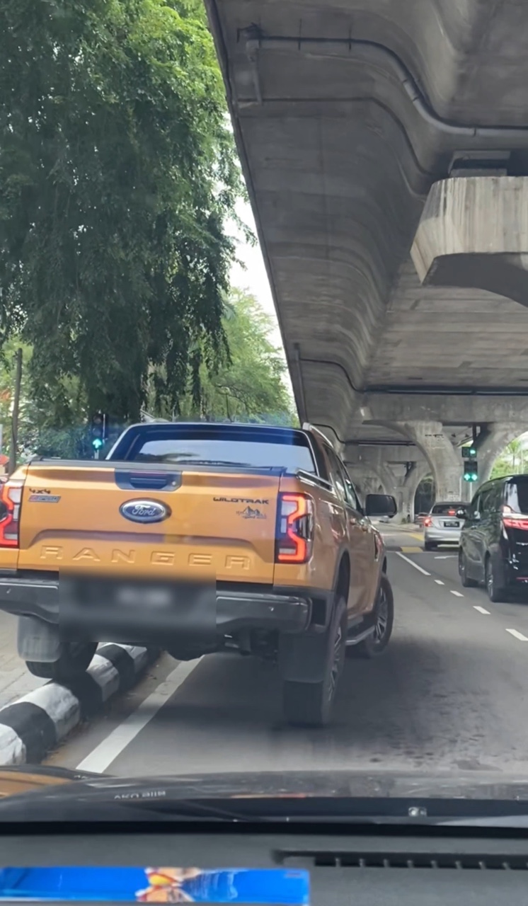 4x4 vehicle returning to its own lane