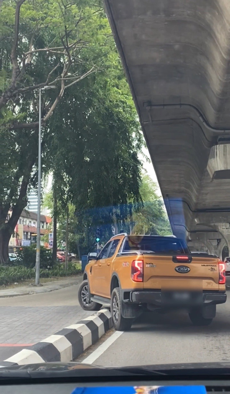 4x4 vehicle trying to cross the divi4x4 vehicle trying to cross the divider at subangder at subang