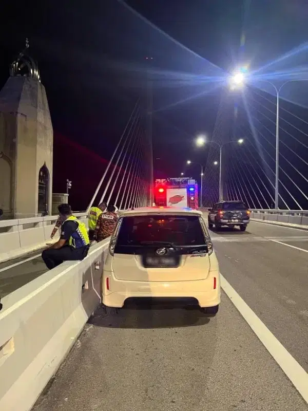 52yo Man penang bridge 02