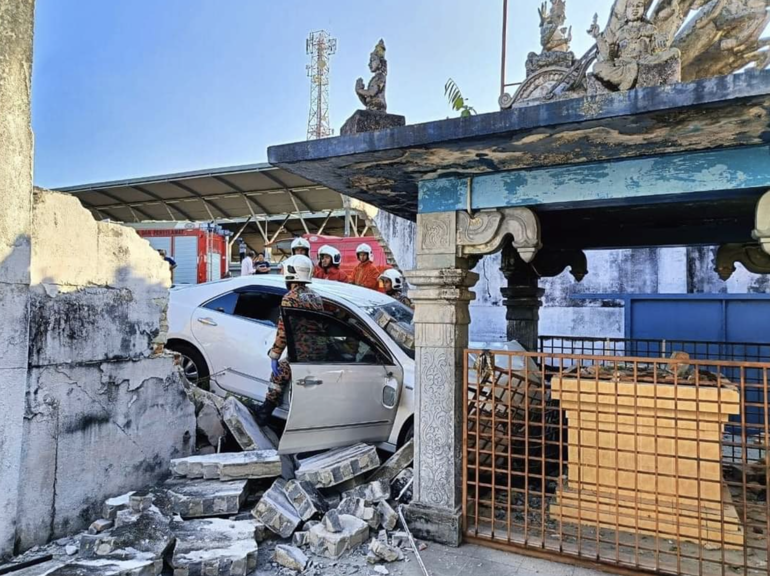 55yo m'sian man dies of heart attack while driving, car loses control & crashes into temple | weirdkaya