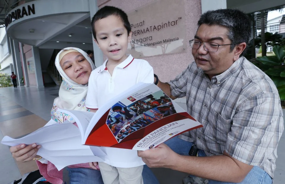 5yo izz imil shahrom with his parents