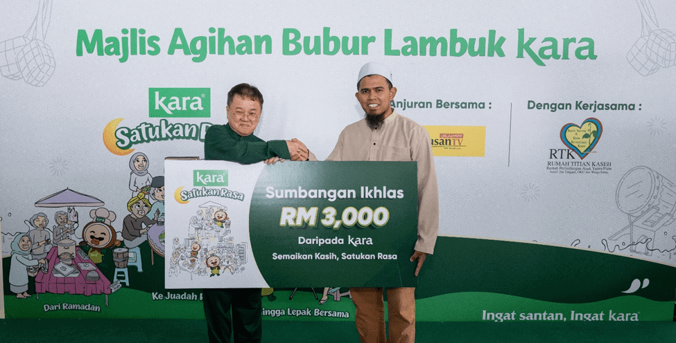 6-presents a mock cheque representing a RM3,000 contribution to Rumah Titian Kaseh Manager