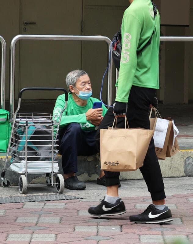 64yo hunchbacked uncle walks to deliver meals every day and spends 1 hour per order | weirdkaya