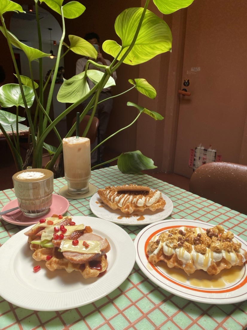 Poppy kat cafe foods and drinks; biscoff croffle, butterscotch popcorn croffle, smokes duck with brie, chai latte and hojicha latte