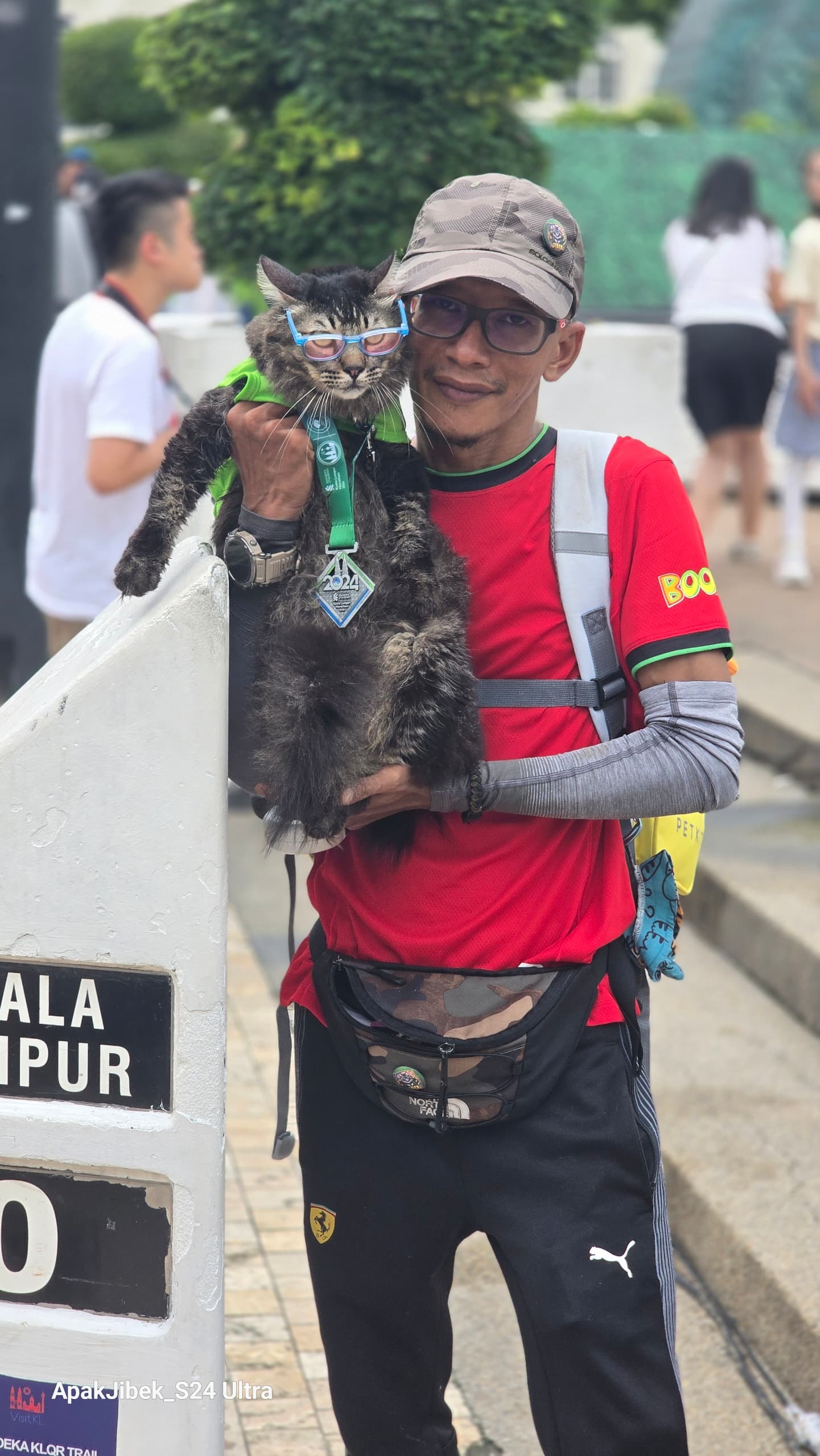 Forget running solo, m'sian man completes 10km trail race with his cat riding on his shoulder