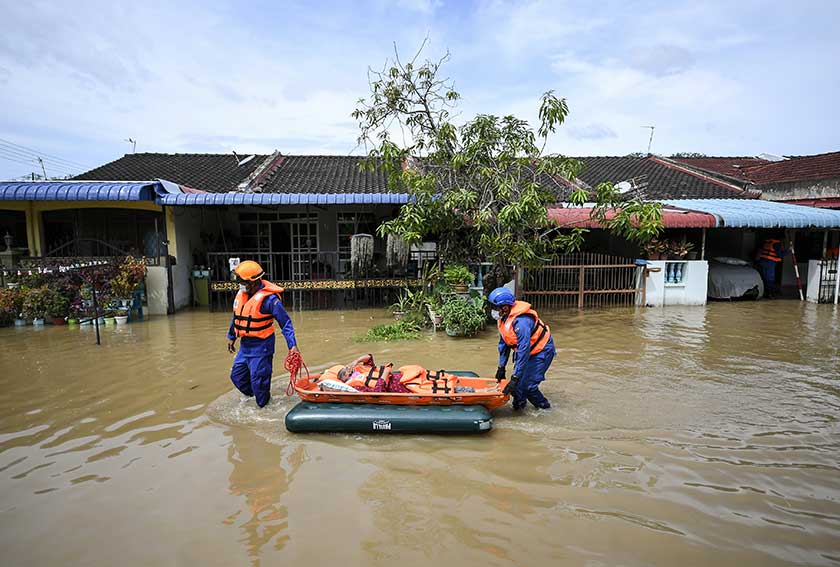 Woman forgoes deepavali celebrations to save senior citizen who was trapped in flood waters