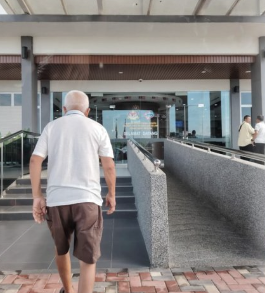 78yo M’sian Living Alone Planned To Cycle 7KM To JPN To Replace IC, Councillor Says “I’ll Drive You”