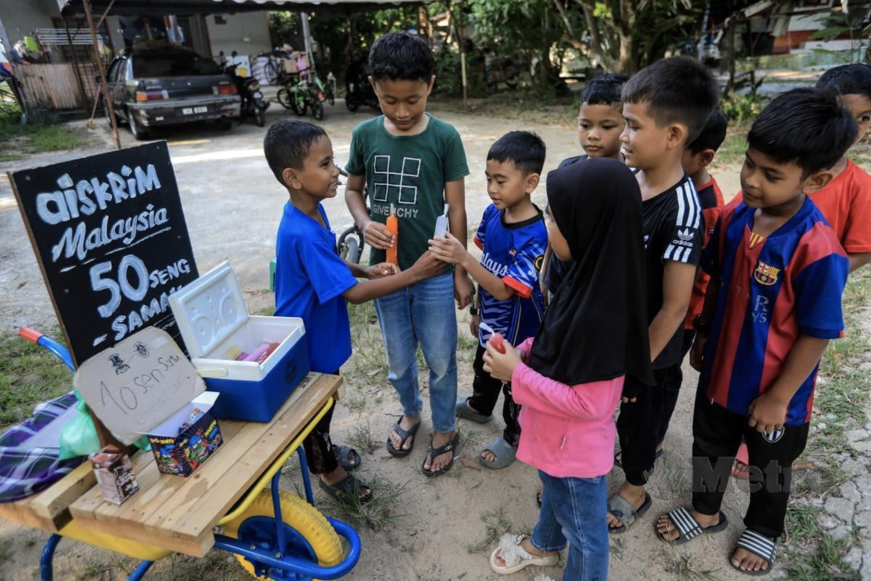 7yo m'sian boy sells popsicles