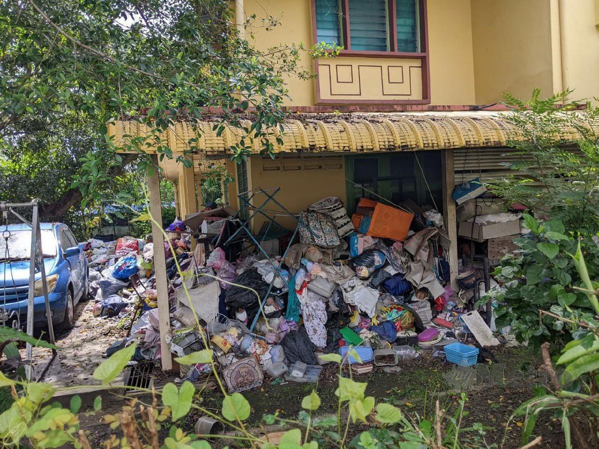 86yo m'sian woman trapped inside home due to trash