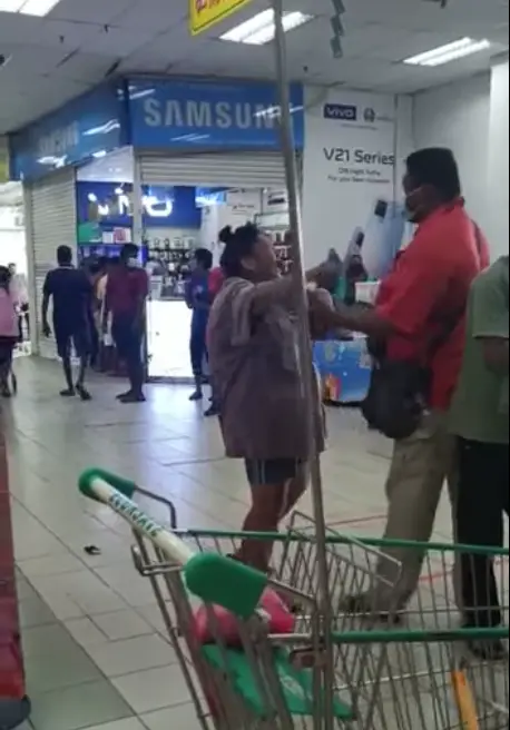 Woman fighting with security guard at econsave klang