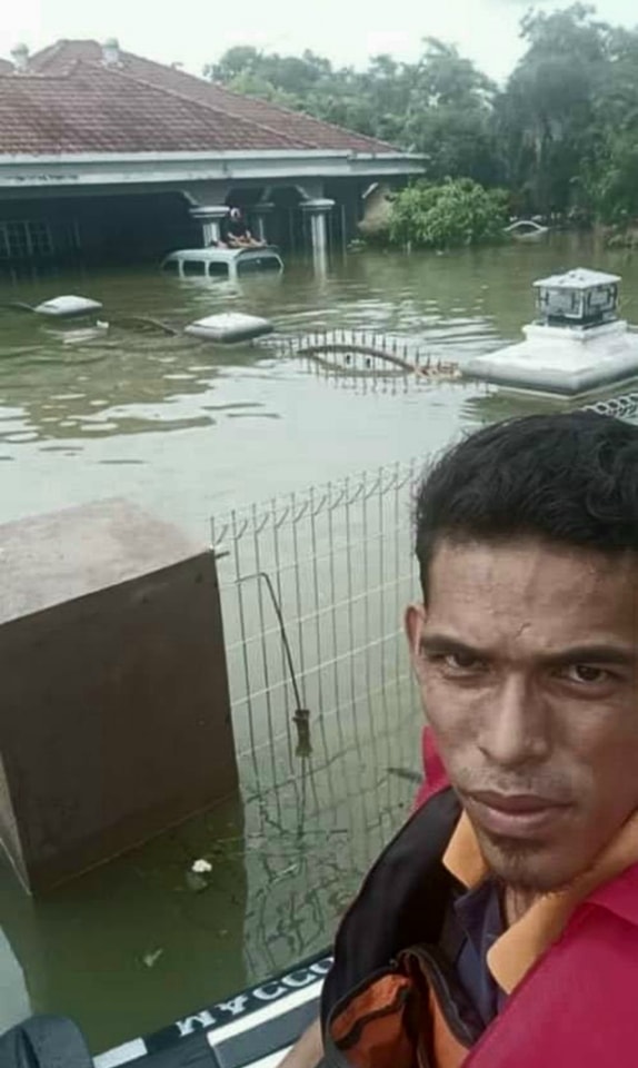 'abang viva' travels all the way to shah alam from malacca to aid flood victims with only rm50 in his pocket | weirdkaya