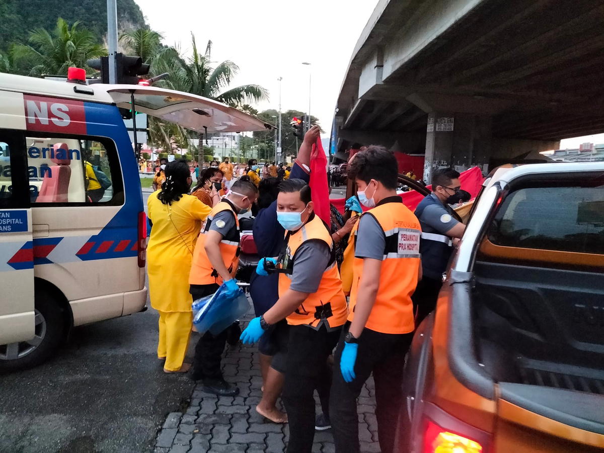 It's a baby girl! Thaipusam devotees help woman give birth outside batu caves temple | weirdkaya