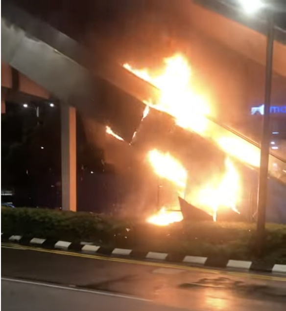 [video] escalator of intermark pedestrian bridge at ampang park lrt station damaged by fire | weirdkaya