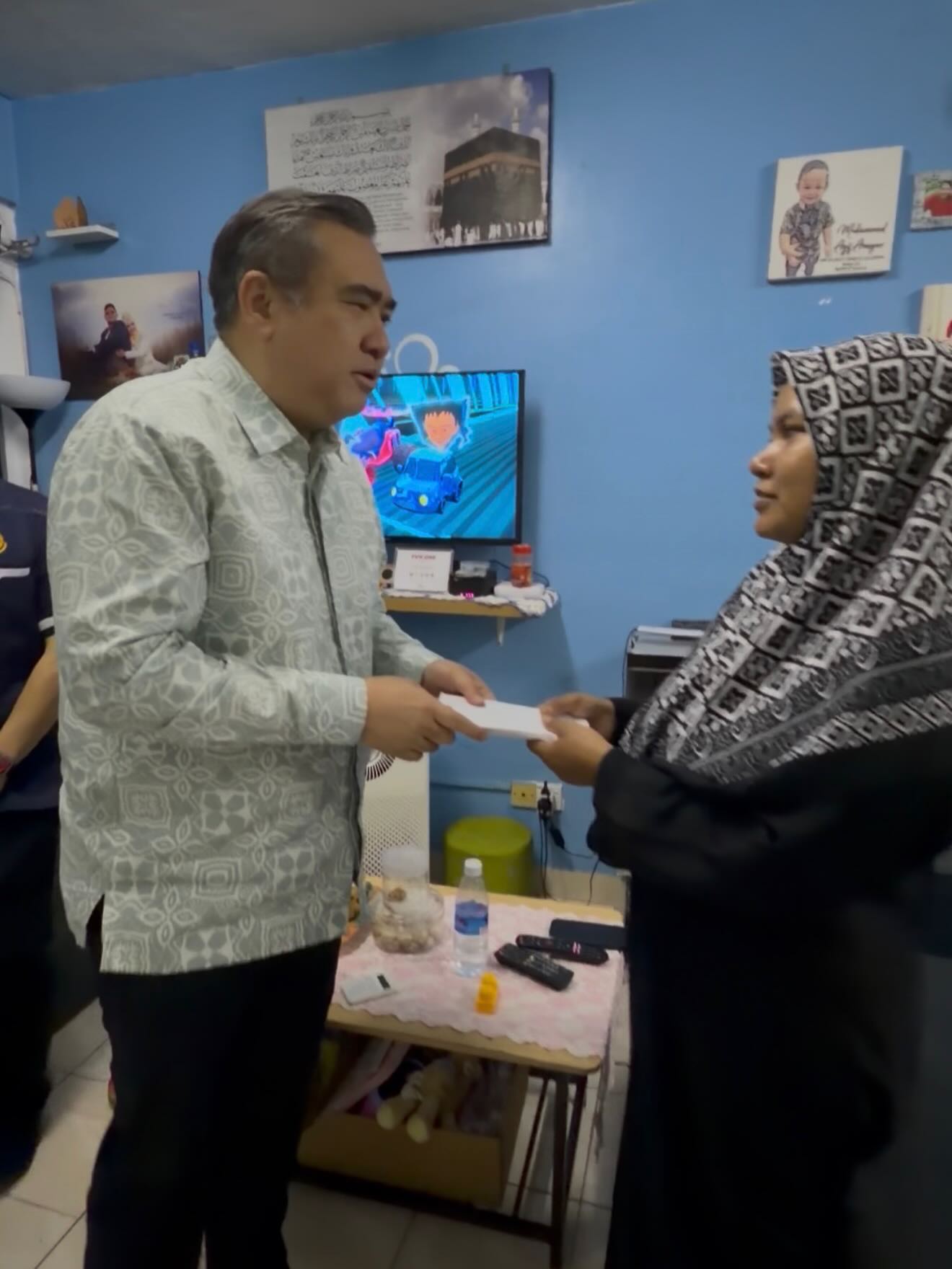 Anthony Loke visits wife of Klang accident victim (1)