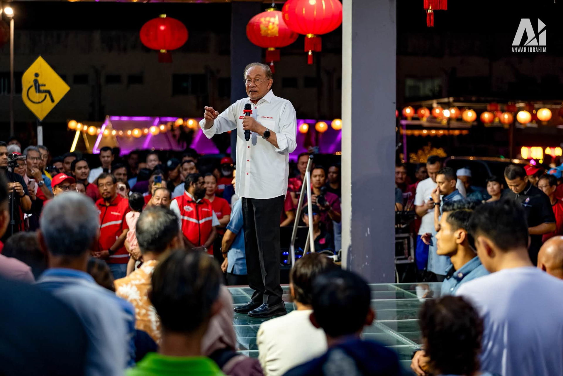 Anwar greeting M'sians (2)