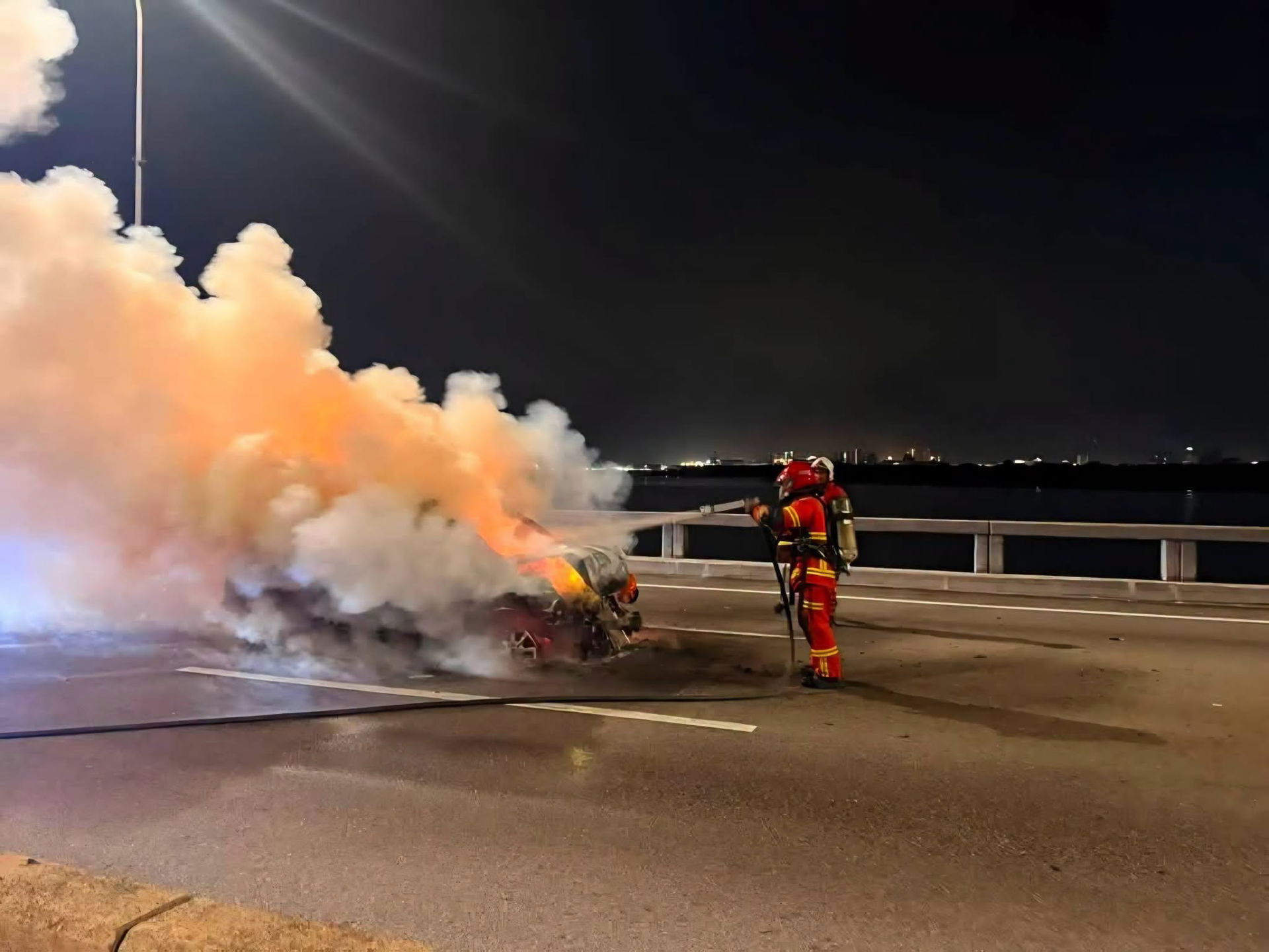 Axia burns at Penang Bridge (2)