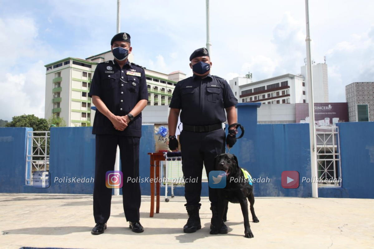 Black receiving award by pdrm langkawi(3)