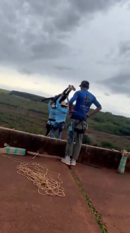 Brazil woman thrown off bridge (1)