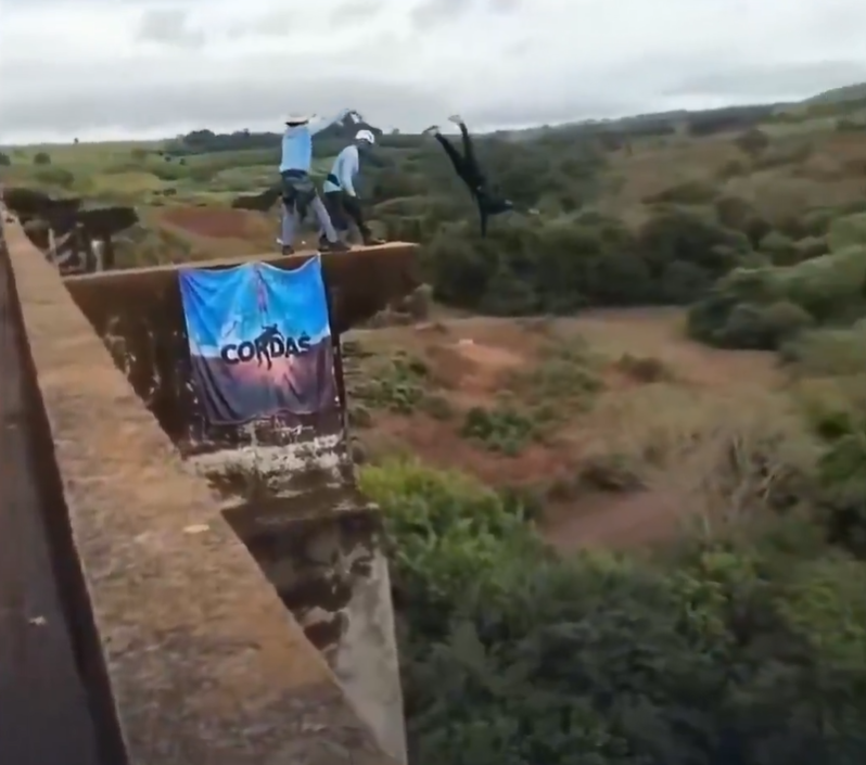 Brazil woman thrown off bridge (2)