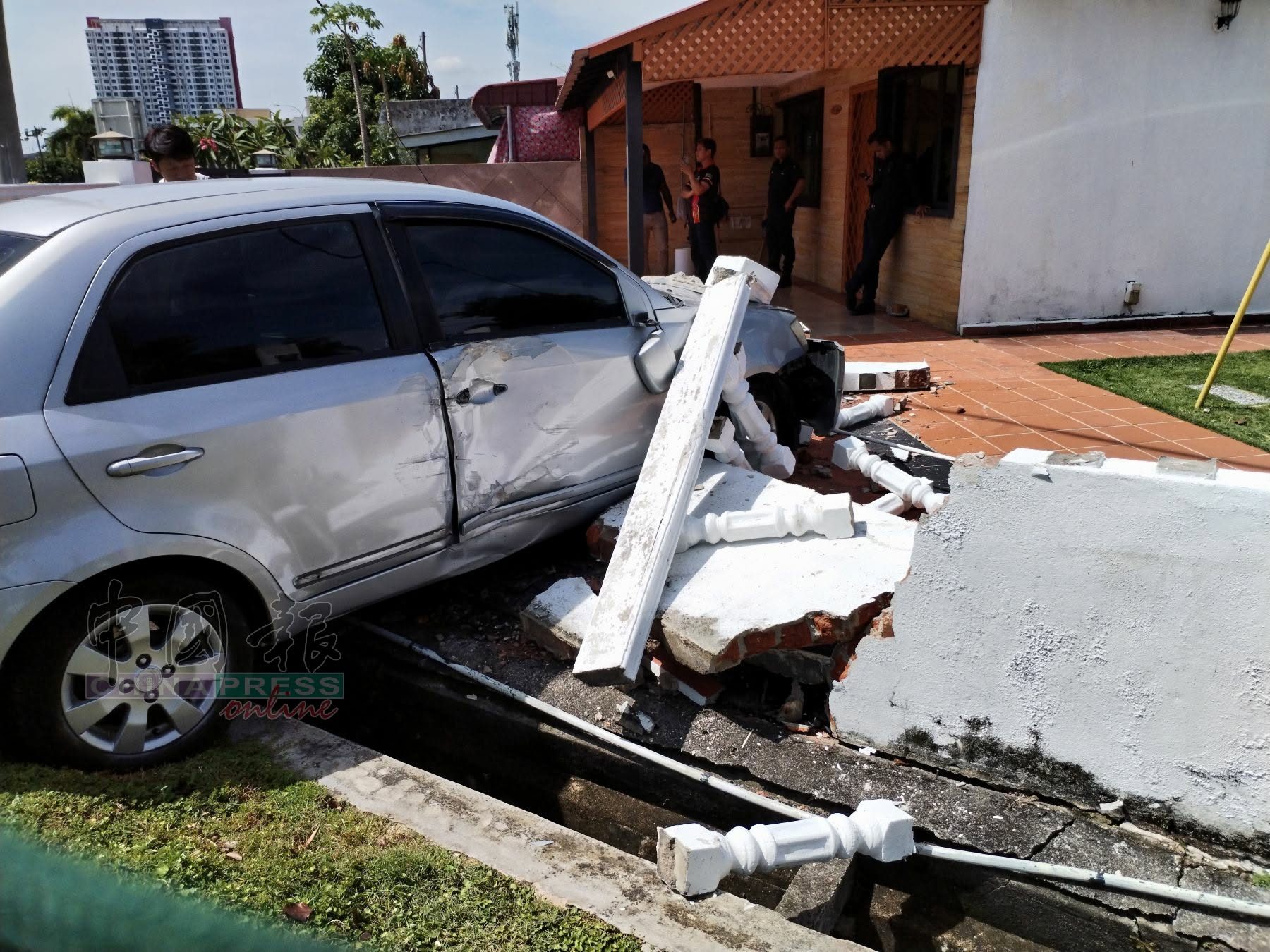 British man crashes car in Melaka (1)