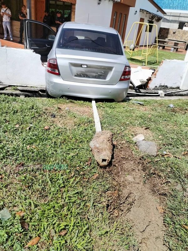 British man crashes car in Melaka (3)